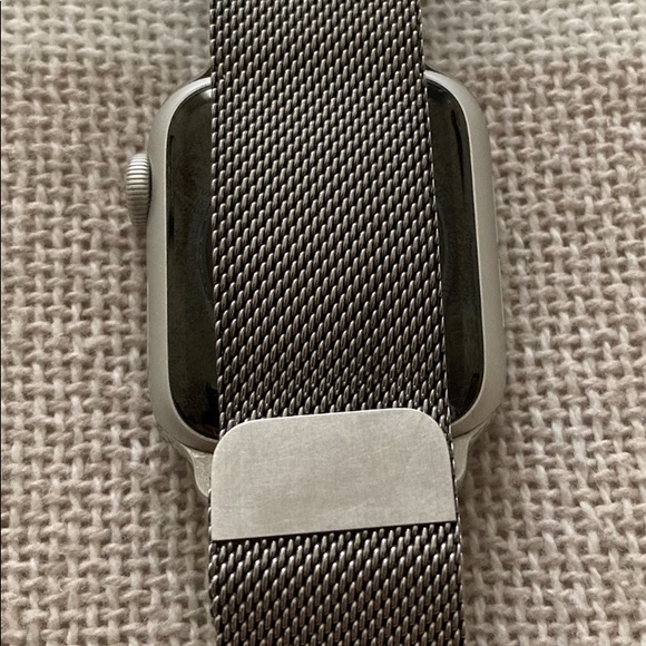 Apple Watch SE 40MM with Silver Milanese Band and White Sport Band - Picture 4 of 7